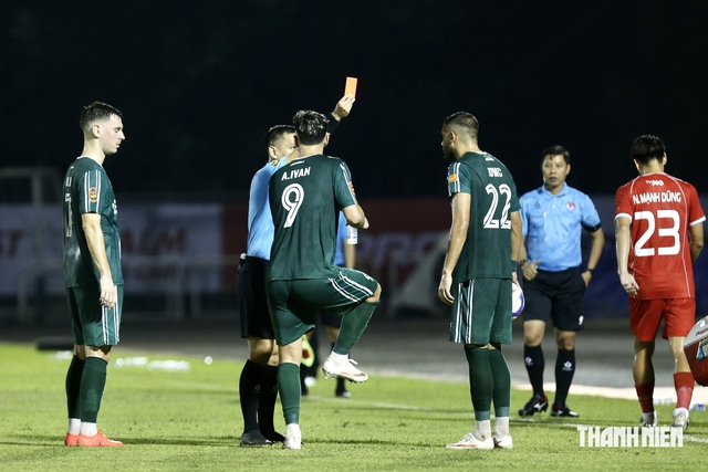 VAR lấn &aacute;t ng&agrave;y trở lại buồn của C&ocirc;ng Phượng, TP.Đồng Nai thua Thể C&ocirc;ng Viettel trận c&oacute; 2 thẻ đỏ- Ảnh 1.