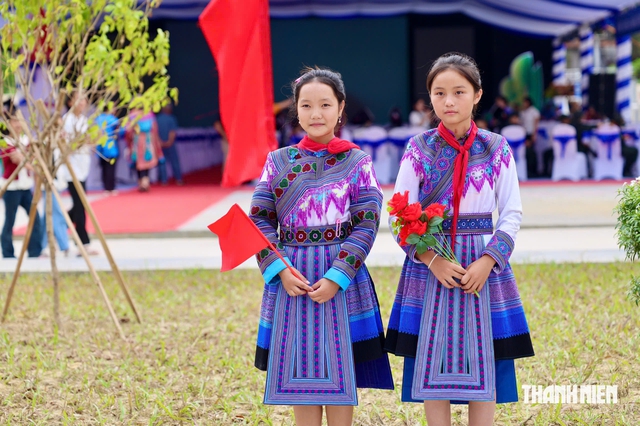 Sáng nay học sinh cả nước dự khai giảng năm học mới với nhiều điểm đặc biệt - Ảnh 1.