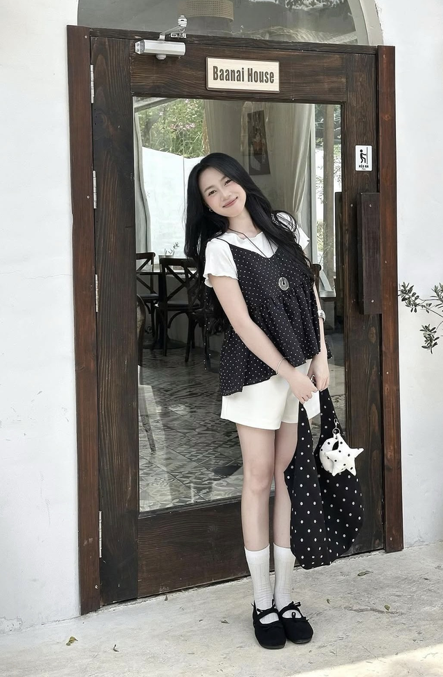 Nâng cấp công thức layering quen thuộc khi diện áo hai dây ngoài áo thun- Ảnh 2.
