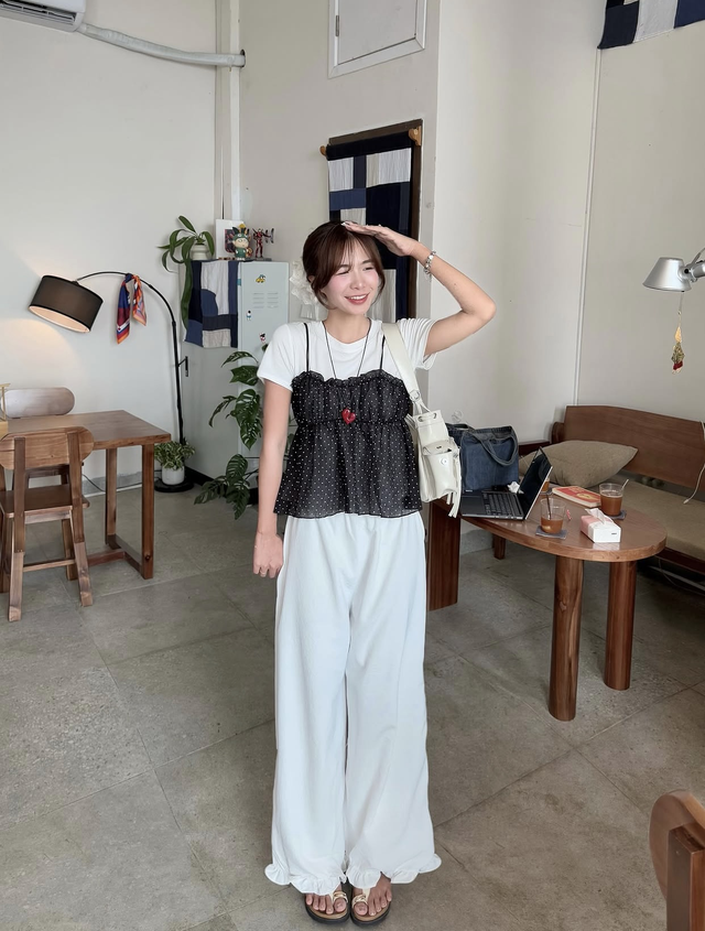 Nâng cấp công thức layering quen thuộc khi diện áo hai dây ngoài áo thun- Ảnh 3.