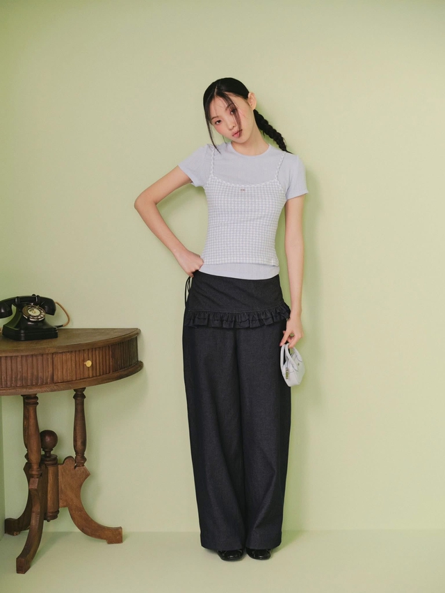 Nâng cấp công thức layering quen thuộc khi diện áo hai dây ngoài áo thun- Ảnh 5.