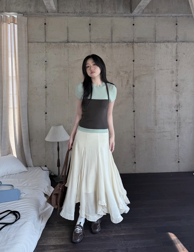 Nâng cấp công thức layering quen thuộc khi diện áo hai dây ngoài áo thun- Ảnh 6.