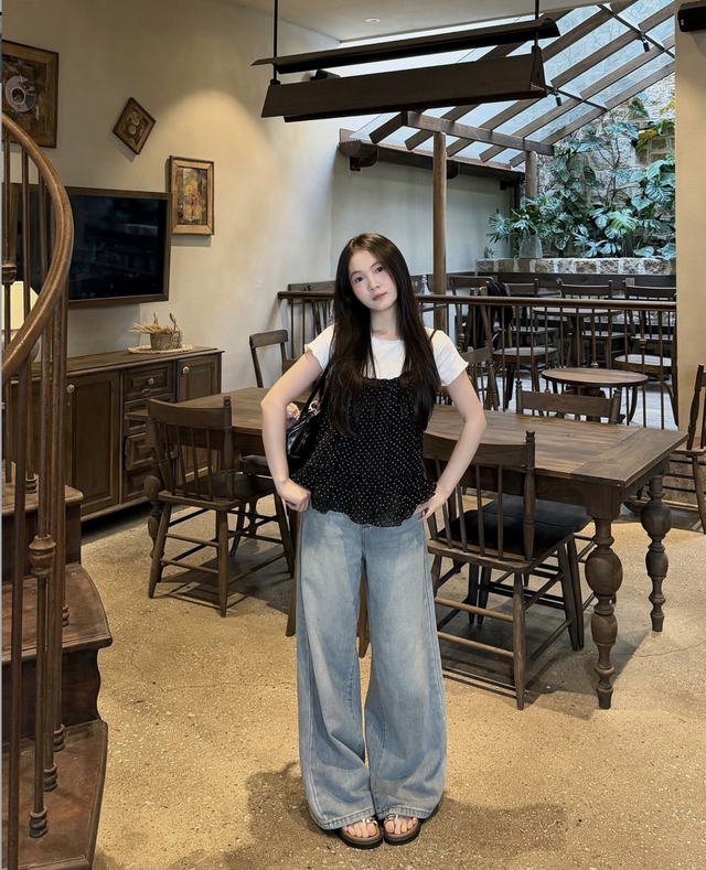 Nâng cấp công thức layering quen thuộc khi diện áo hai dây ngoài áo thun- Ảnh 8.