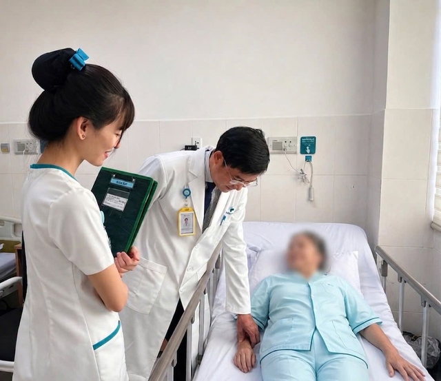 Bã thức ăn gây tắc ruột hoàn toàn ở cụ bà 74 tuổi - Ảnh 1.