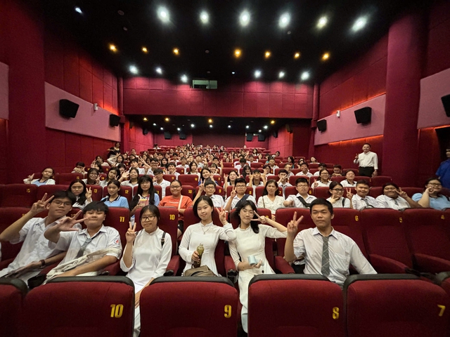 Tưởng khai giảng xong là về, cả trăm học sinh lại kéo nhau đi đâu? - Ảnh 4.