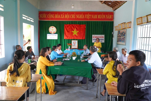 Lễ khai giảng 'đặc biệt' chỉ c&oacute; 7 học sinh - Ảnh 3.