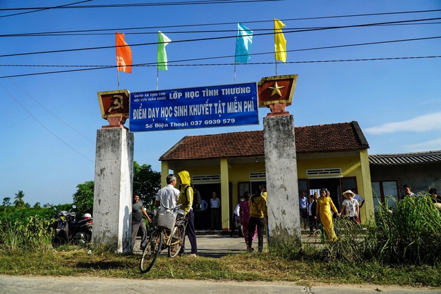 Lễ khai giảng 'đặc biệt' chỉ c&oacute; 7 học sinh - Ảnh 1.