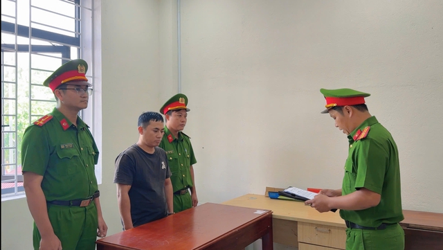 Nổi ghen, nghi phạm mang 4 tiền án rút dao đâm 'tình địch'- Ảnh 1.