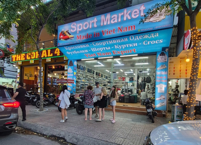 Tin lời KOLs mua phải giày giả Nike, Adidas giữa "phố tây" ở Nha Trang- Ảnh 2.