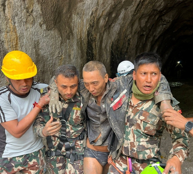 Công nhân Trung Quốc được cứu sống 10 ngày sau trận lũ quét Nepal - Ảnh 1.