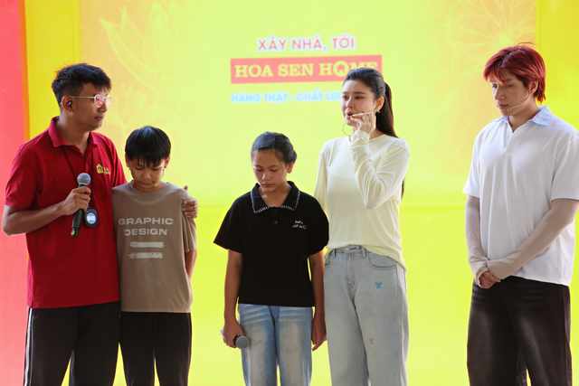 Trương Quỳnh Anh khóc trước cậu bé mồ côi cha, làm chỗ dựa cho mẹ bệnh nặng - Ảnh 1.