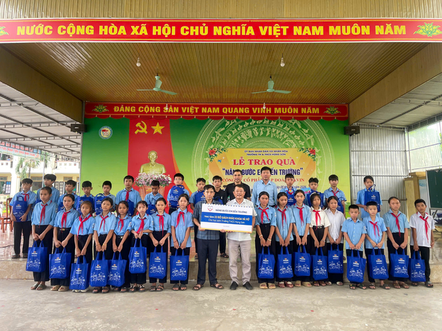 Mavin trao hơn 1.000 suất quà tựu trường cho học sinh có hoàn cảnh khó khăn- Ảnh 1.