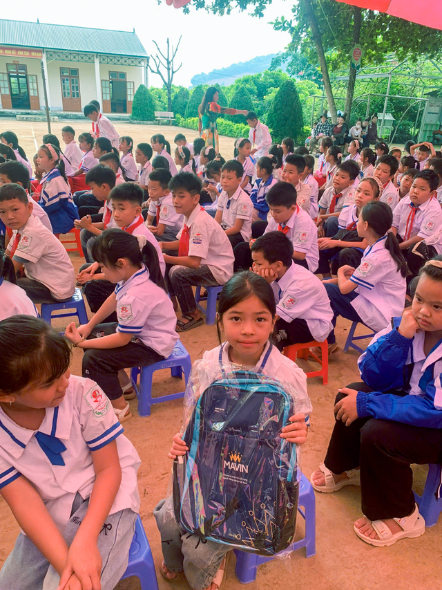 Mavin trao hơn 1.000 suất quà tựu trường cho học sinh có hoàn cảnh khó khăn- Ảnh 3.