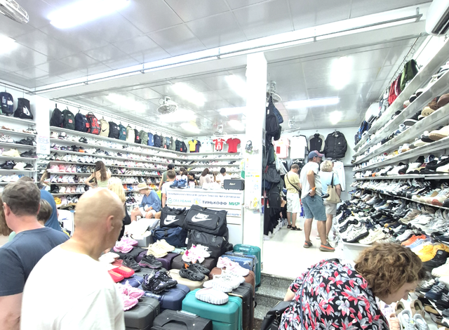 Tin lời KOLs mua phải giày giả Nike, Adidas giữa "phố tây" ở Nha Trang- Ảnh 1.
