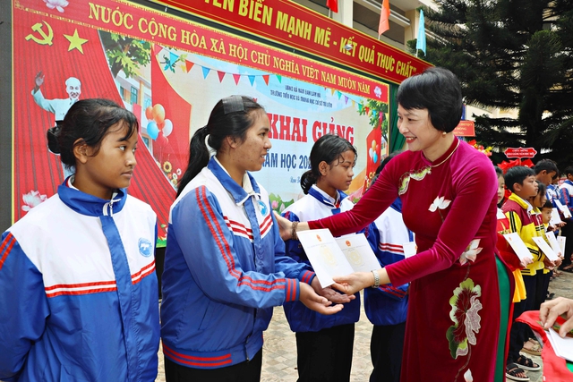 Laam Đồng: Gần 5 tỉ đồng tiếp sức học sinh khó khăn đến trường- Ảnh 3.