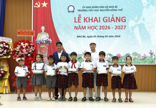 31 học sinh nghèo, khó khăn ở xã Nhà Bè nhận học bổng đầu năm học- Ảnh 1.