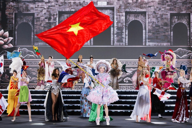 Bảo Ngọc giơ cao cờ đỏ sao vàng mở màn chung kết Hoa hậu Thế giới 2026- Ảnh 1.