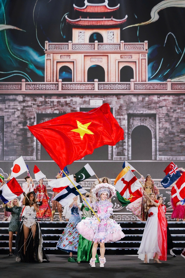 Bảo Ngọc giơ cao cờ đỏ sao vàng mở màn chung kết Hoa hậu Thế giới 2026- Ảnh 2.