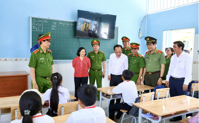 Công an cùng doanh nghiệp xây 46 căn nhà cho người nghèo ở Cà Mau - Ảnh 3.