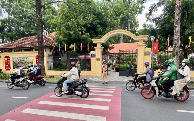 Đưa con đi học mỗi ngày, CSGT TP.HCM nhắc phụ huynh những điều này- Ảnh 2.