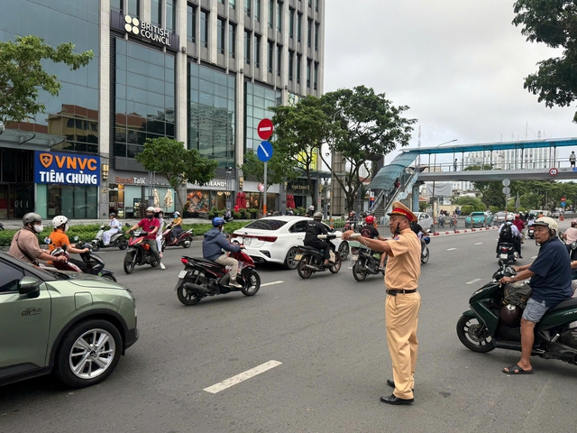 Đưa con đi học mỗi ngày, CSGT TP.HCM nhắc phụ huynh những điều này- Ảnh 1.