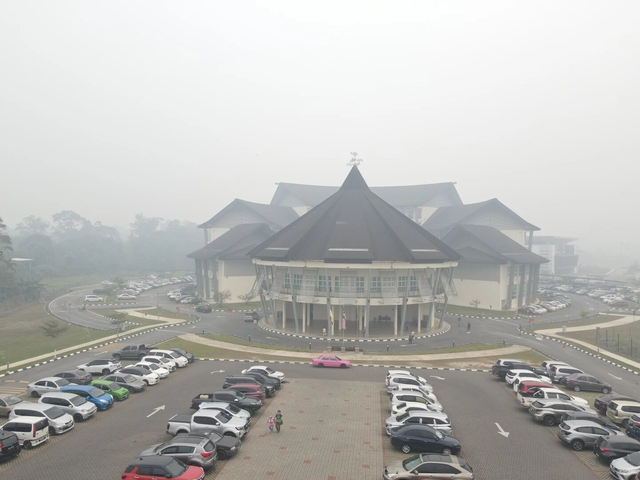 Malaysia ban bố tình trạng khẩn cấp, Indonesia bắt 112 người ghi gây cháy rừng - Ảnh 1.