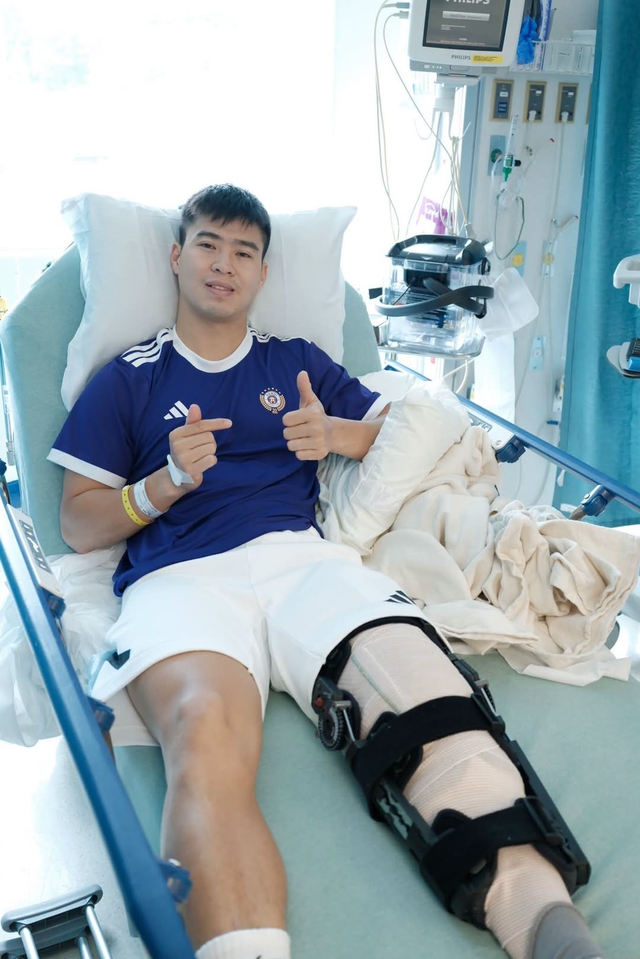Trung vệ Duy Mạnh phẫu thuật thành công tại Mỹ, hẹn ngày trở lại sân cỏ
- Ảnh 1.