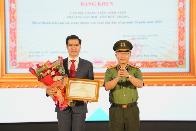 Trường ĐH Tôn Đức Thắng nhận bằng khen của Bộ Công an trong lễ khai giảng - Ảnh 1.