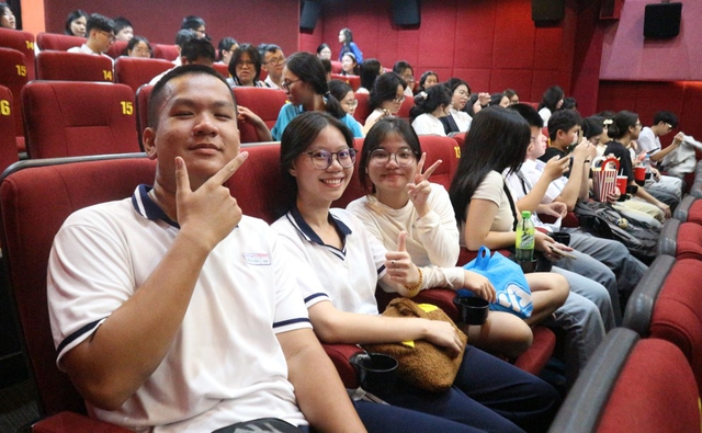 Tưởng khai giảng xong là về, cả trăm học sinh lại kéo nhau đi đâu? - Ảnh 3.