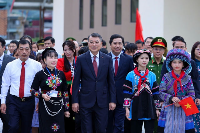S&aacute;ng nay học sinh cả nước dự khai giảng năm học mới với nhiều điểm đặc biệt - Ảnh 3.