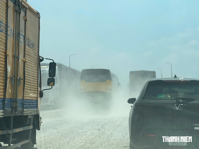 'B&atilde;o bụi' dưới ch&acirc;n cầu Thăng Long - Ảnh 1.