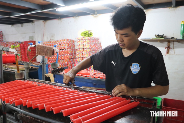 G&aacute;c lại c&ocirc;ng việc lương 30 triệu đồng/th&aacute;ng, vợ chồng trẻ nối nghiệp l&agrave;m đ&egrave;n cầy cưới - Ảnh 1.