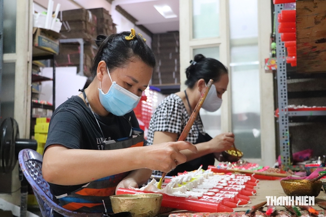 G&aacute;c lại c&ocirc;ng việc lương 30 triệu đồng/th&aacute;ng, vợ chồng trẻ nối nghiệp l&agrave;m đ&egrave;n cầy cưới - Ảnh 2.