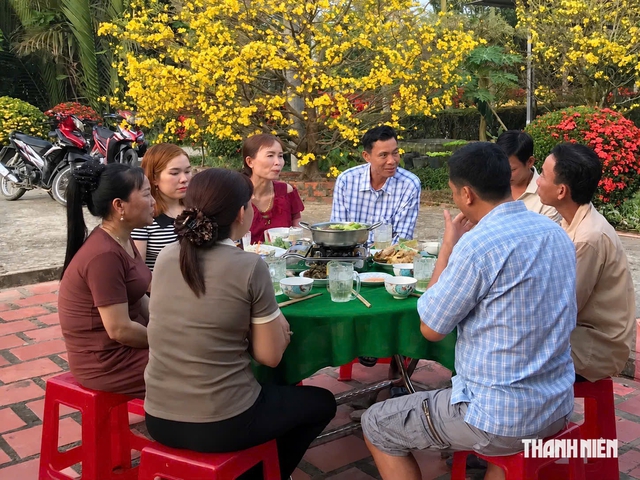 Vì sao người miền Tây thích trải chiếu đãi khách giữa sân, giữa vườn? - Ảnh 2.