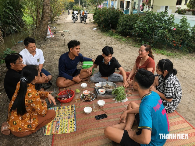 Vì sao người miền Tây thích trải chiếu đãi khách giữa sân, giữa vườn? - Ảnh 1.