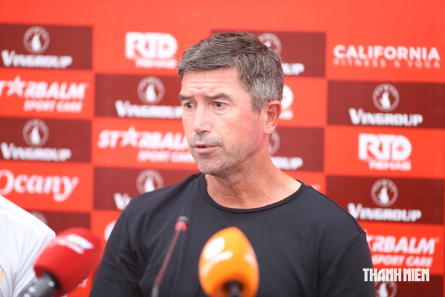 HLV Kewell cay đắng, chỉ trích Hà Nội dứt điểm kém cỏi: HLV Arthur khen CLB Công an TP.HCM tuyệt vời- Ảnh 2.