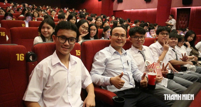 Tưởng khai giảng xong là về, cả trăm học sinh lại kéo nhau đi đâu? - Ảnh 5.