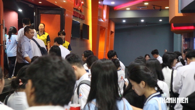 Tưởng khai giảng xong là về, cả trăm học sinh lại kéo nhau đi đâu? - Ảnh 1.