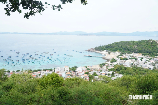 Mang yêu thương đến xã đảo Nhơn Châu- Ảnh 1.