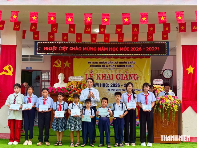 Mang yêu thương đến xã đảo Nhơn Châu- Ảnh 2.