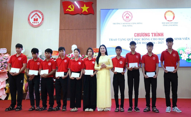 Laam Đồng: Gần 5 tỉ đồng tiếp sức học sinh khó khăn đến trường- Ảnh 1.