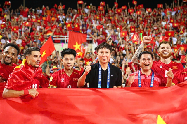 Bầu Thụy hoàn tất trao thưởng 7,5 tỉ đồng cho nhà vô địch ASEAN Cup đội tuyển Việt Nam- Ảnh 2.