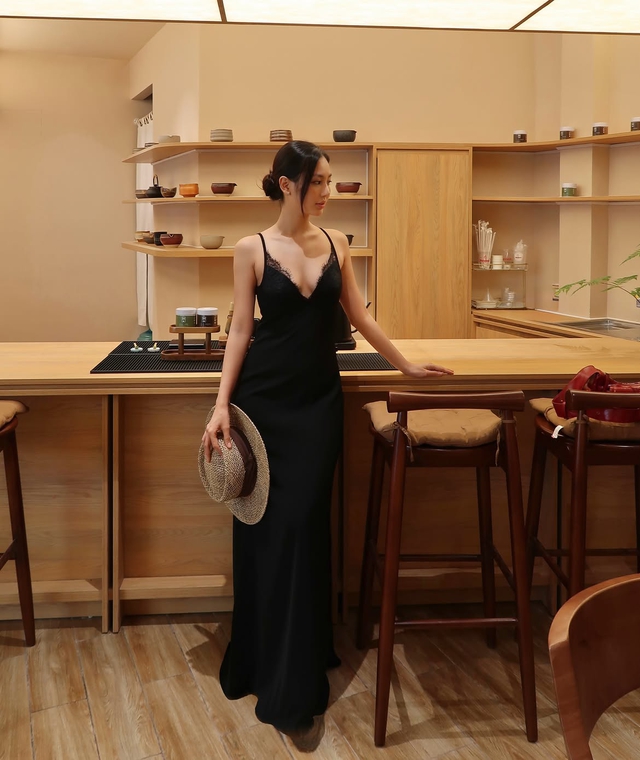 Xuống phố nhẹ tênh cùng đầm hai dây- Ảnh 2.