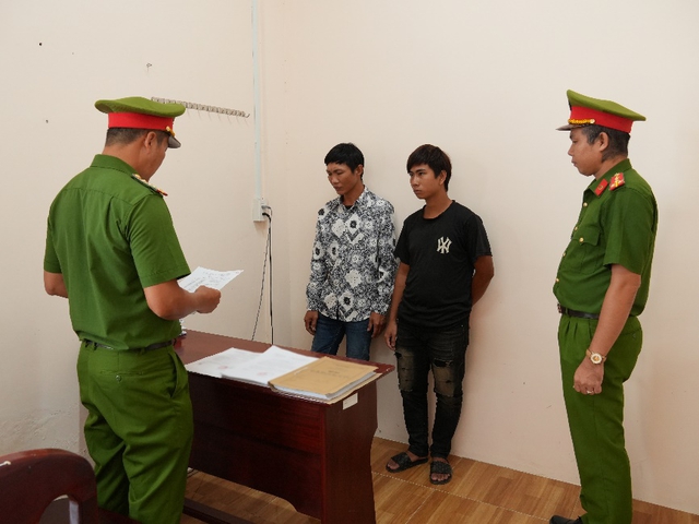 Bắt hai cha con trộm cắp dây điện bán phế liệu - Ảnh 1.