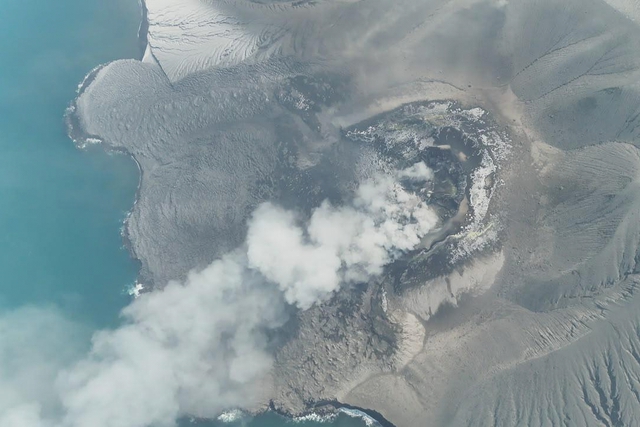 N&uacute;i lửa Anak Krakatau phun tr&agrave;o, Indonesia đ&oacute;ng cửa 6 s&acirc;n bay- Ảnh 1.