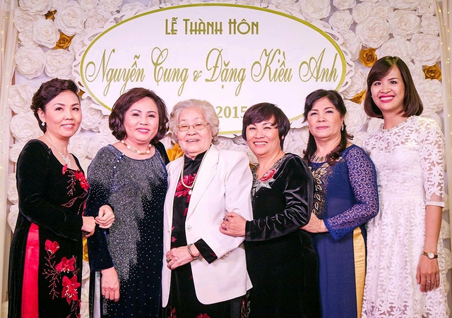 Mẹ 92 tuổi sợ ngủ một mình, các con lập tờ lịch đặc biệt - Ảnh 1.