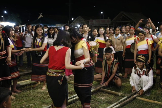Đêm chợ phiên Sơn Tây Thượng: Nơi đại ngàn lên tiếng gọi…- Ảnh 6.