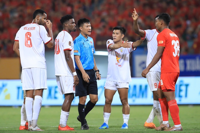 Nóng bàn thắng không được công nhận trận Hà Tĩnh thua CLB CAHN: Trọng tài đúng trong tình huống hi hữu- Ảnh 3.
