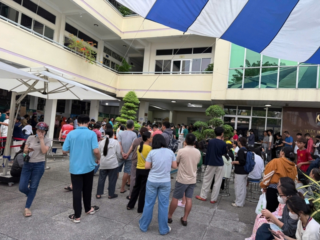 Mai vào năm học mới, tối nay vẫn đi săn lùng sách giáo khoa - Ảnh 1.