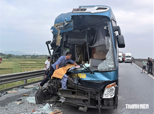 H&agrave; Tĩnh: Xe kh&aacute;ch va chạm xe đầu k&eacute;o tr&ecirc;n cao tốc, 5 người bị thương- Ảnh 1.